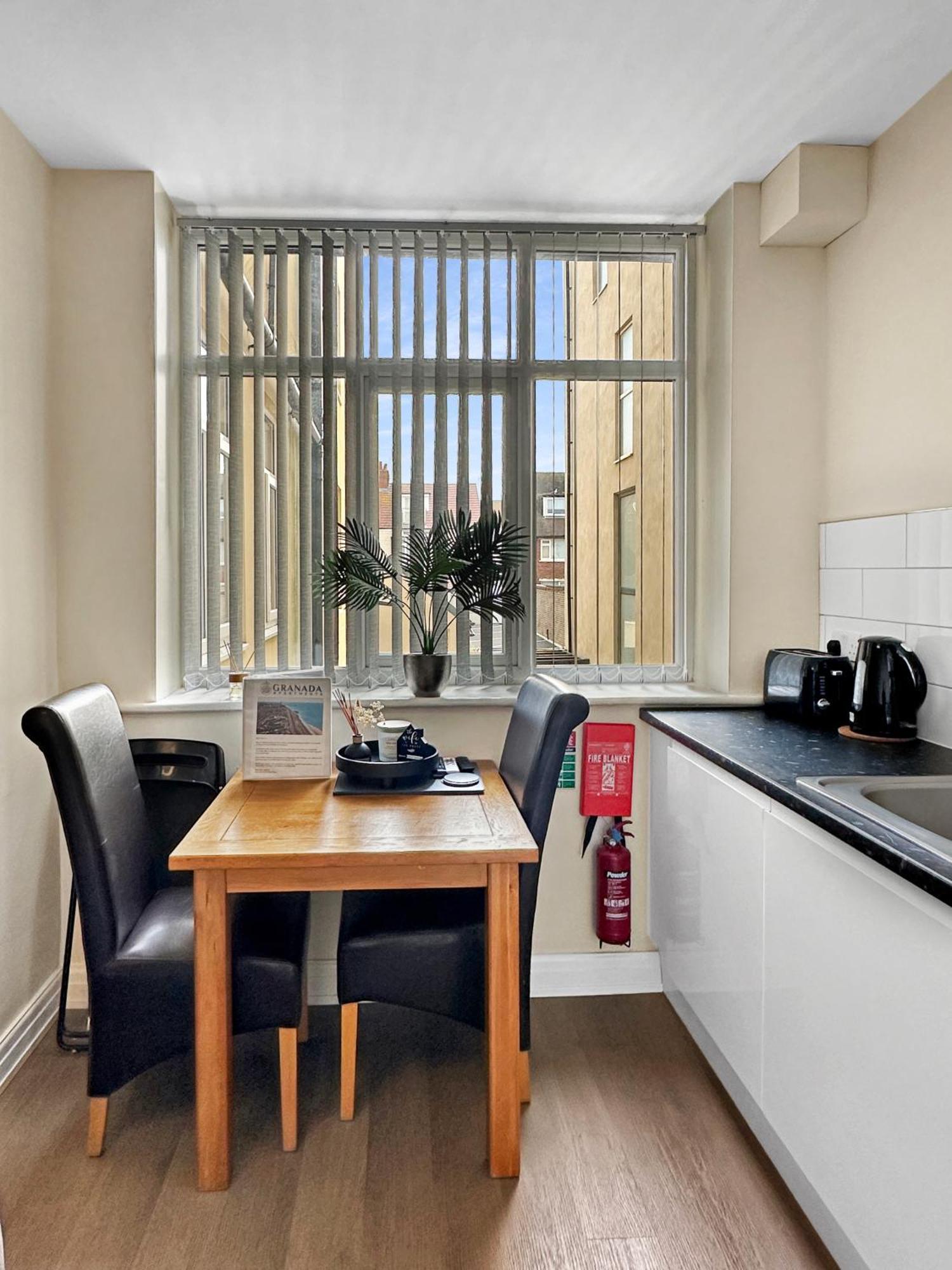 Granada Apartments Queen'S Promenade Blackpool Extérieur photo