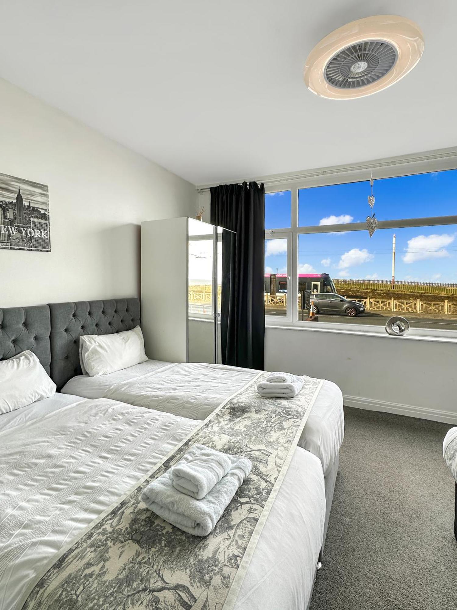 Granada Apartments Queen'S Promenade Blackpool Extérieur photo